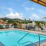 Snazzy 2 Bedroom Pad With Rooftop Pool And Hollywood Sign View