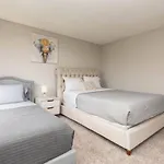 Snazzy 2 Bedroom Pad With Rooftop Pool And Hollywood Sign View