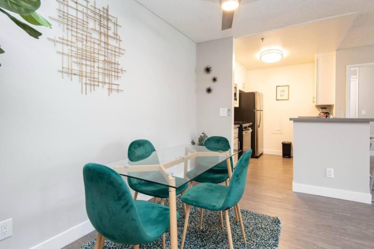 Snazzy 2 Bedroom Pad With Rooftop Pool And Hollywood Sign View Apartment *