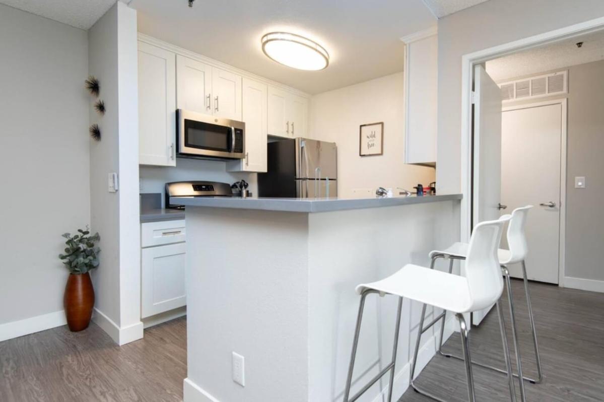 Snazzy 2 Bedroom Pad With Rooftop Pool And Hollywood Sign View * Los Angeles