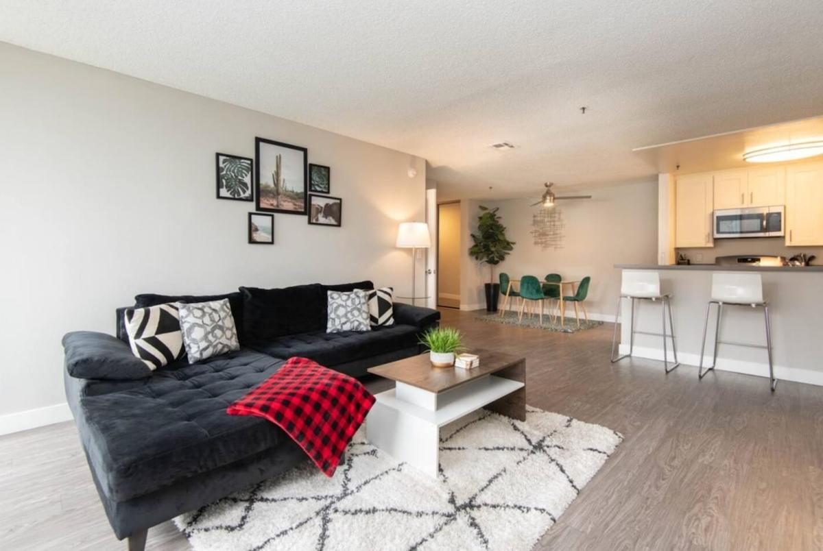 Snazzy 2 Bedroom Pad With Rooftop Pool And Hollywood Sign View Apartment *