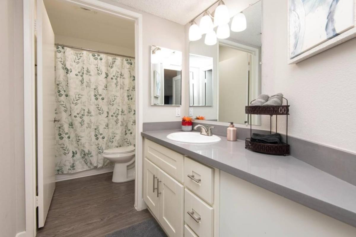 Snazzy 2 Bedroom Pad With Rooftop Pool And Hollywood Sign View *