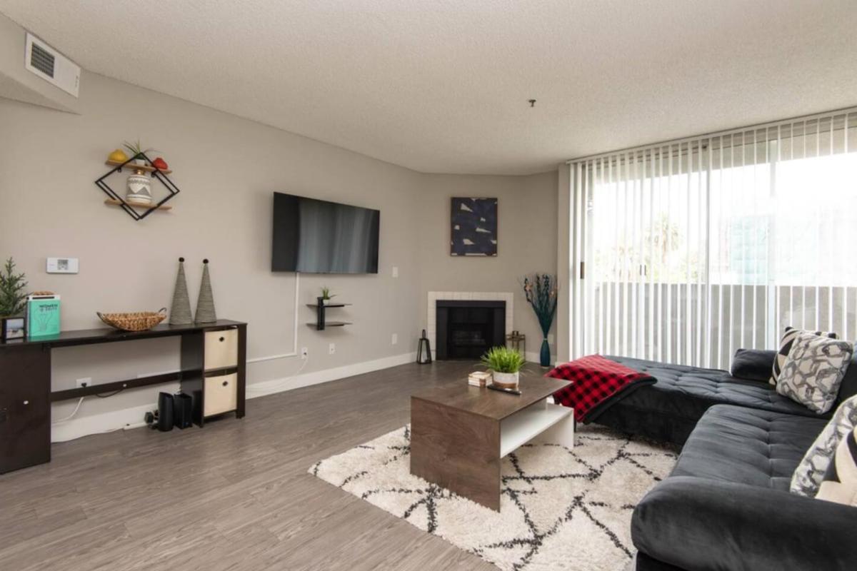 Snazzy 2 Bedroom Pad With Rooftop Pool And Hollywood Sign View Apartment Los Angeles