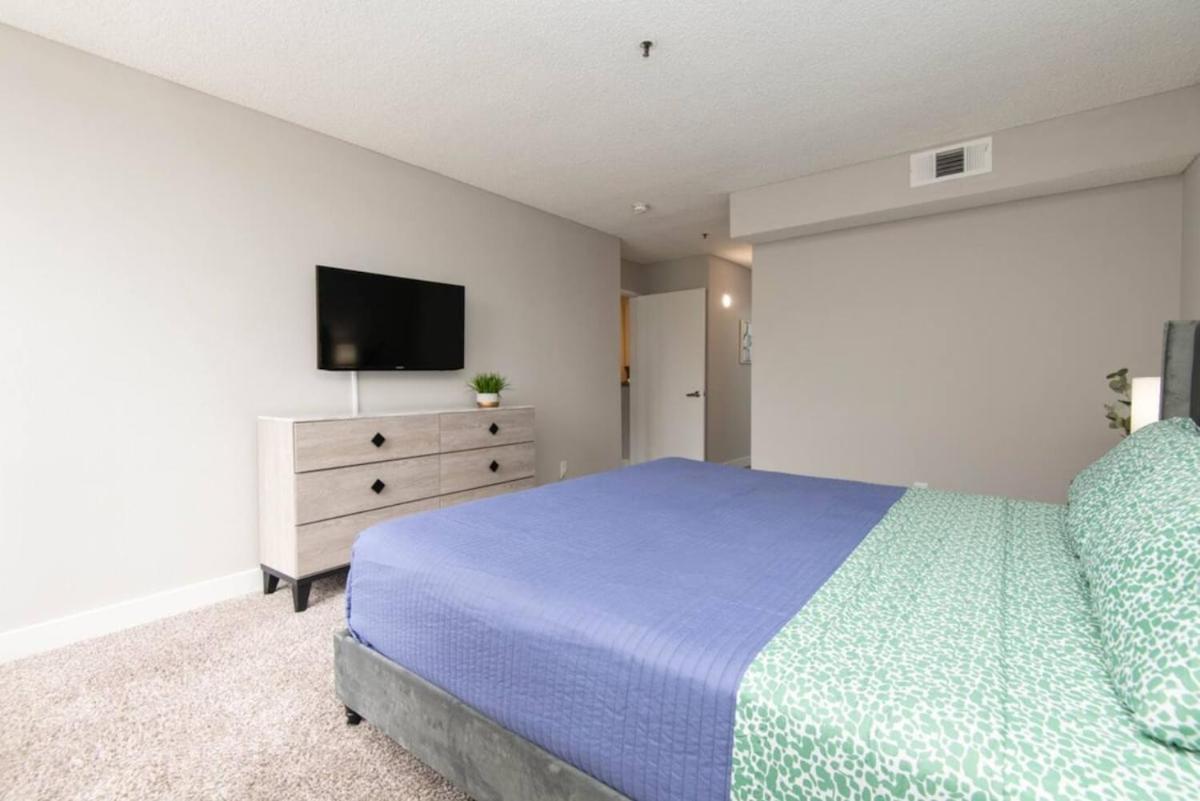 Snazzy 2 Bedroom Pad With Rooftop Pool And Hollywood Sign View * Los Angeles