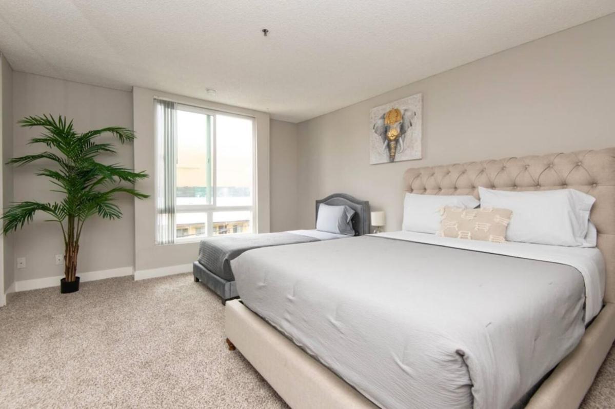 Snazzy 2 Bedroom Pad With Rooftop Pool And Hollywood Sign View Apartment *