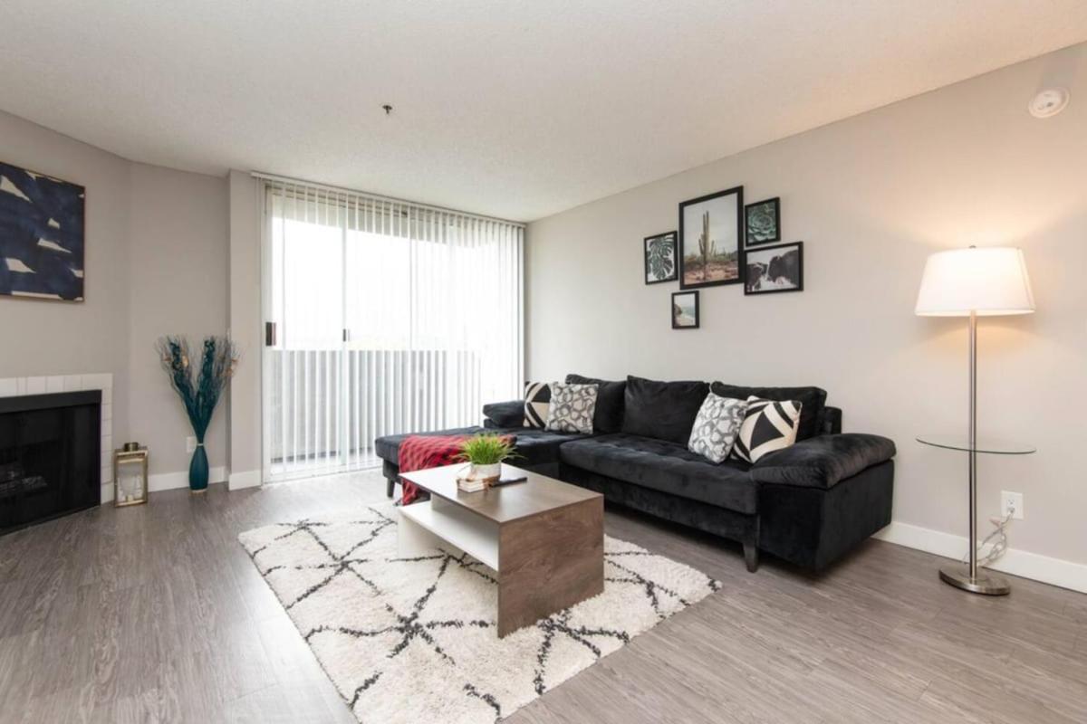 Apartment Snazzy 2 Bedroom Pad With Rooftop Pool And Hollywood Sign View Los Angeles