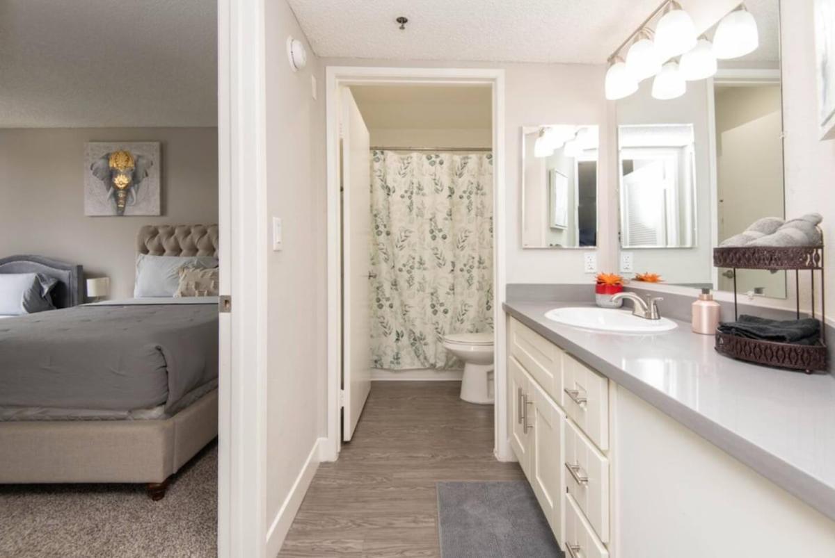 Snazzy 2 Bedroom Pad With Rooftop Pool And Hollywood Sign View