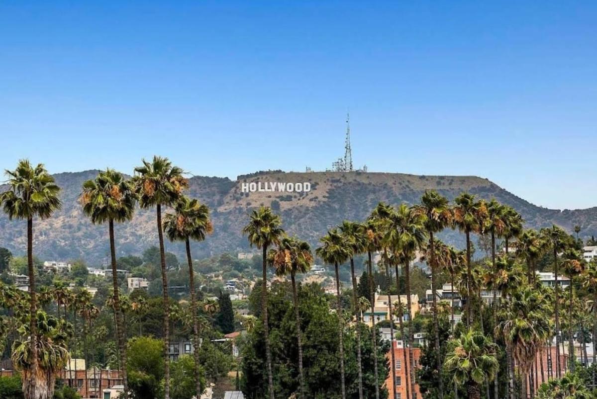 Snazzy 2 Bedroom Pad With Rooftop Pool And Hollywood Sign View *