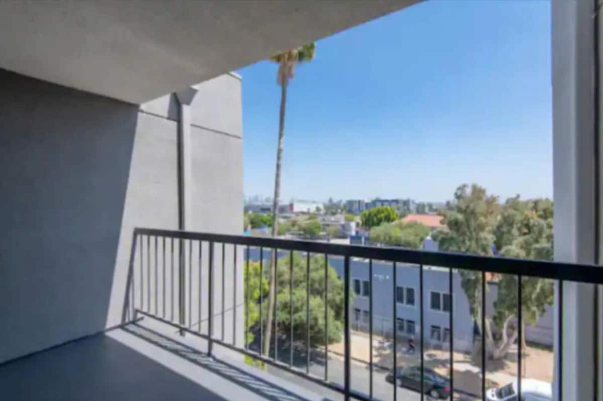 Snazzy 2 Bedroom Pad With Rooftop Pool And Hollywood Sign View * Los Angeles