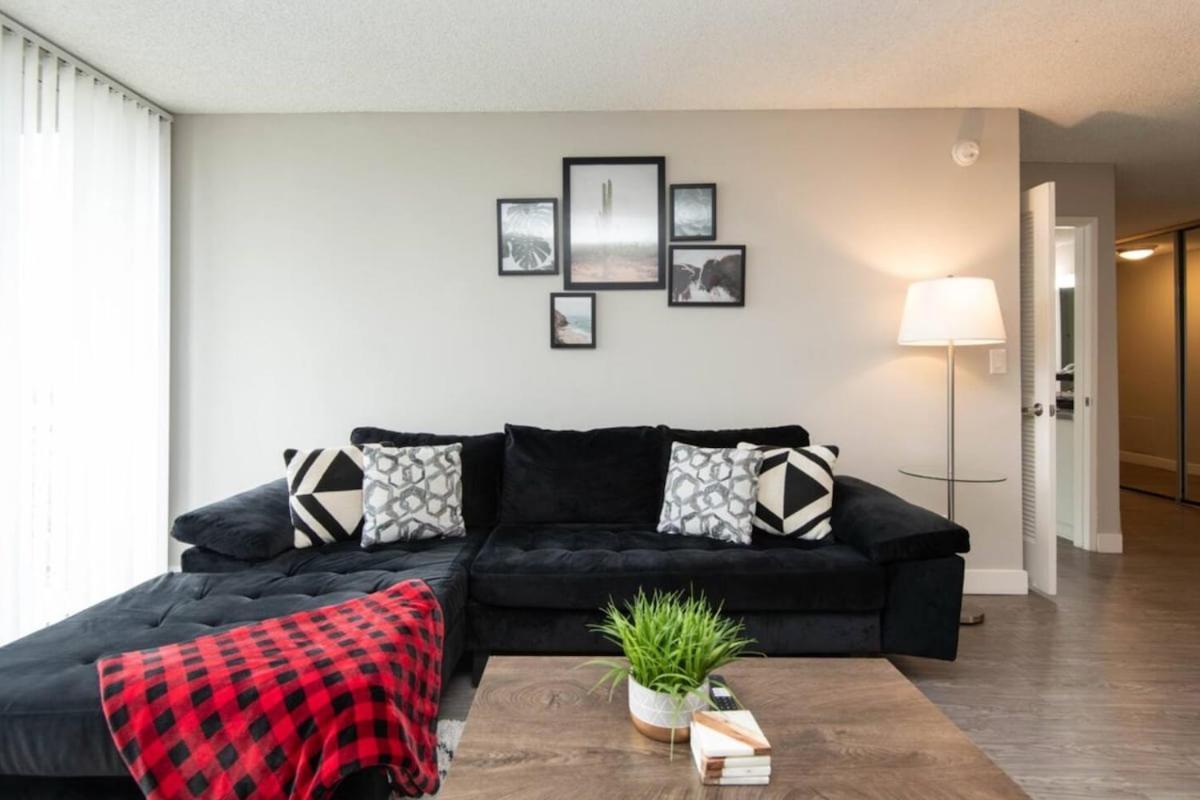 Snazzy 2 Bedroom Pad With Rooftop Pool And Hollywood Sign View